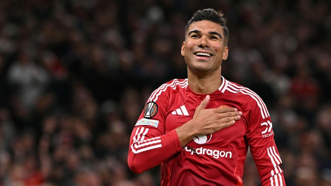 7. Casemiro (MU). Tiền vệ người Brazil giữ vai trò then chốt trong sơ đồ chiến thuật của HLV Amorim. Anh che chắn tốt tuyến phòng ngự và thể hiện được bản lĩnh trong các trận cầu lớn, dù MU không thể lên ngôi.