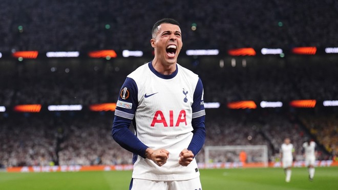 2. Pedro Porro (Tottenham). Hậu vệ phải người Tây Ban Nha thi đấu bền bỉ và năng nổ. Anh thường xuyên lên công hỗ trợ tấn công và có những quả tạt sắc sảo, giúp hàng công Spurs khó lường hơn.
