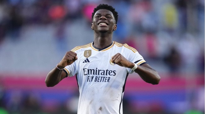 8. Aurelien Tchouameni (Real Madrid và đội tuyển Pháp) Một cái tên nữa của Real Madrid là Tchouameni cho thấy vai trò then chốt trong sơ đồ của huấn luyện viên cũ Ancelotti (5.609 phút). Dù phải xoay tua do chiều sâu đội hình, tiền vệ phòng ngự này vẫn được sử dụng liên tục nhờ khả năng đánh chặn và phân phối bóng ổn định.