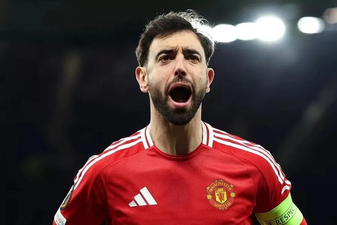 2. Bruno Fernandes (Manchester United và đội tuyển Bồ Đào Nha) Dù MU không đá Club World Cup, Fernandes vẫn xếp nhì nhờ sự bền bỉ khó tin. Một lần nữa, anh khẳng định biệt danh “người không phổi” là hoàn toàn xứng đáng với 5.994 phút thi đấu. Fernandes luôn ra sân với quyết tâm cao nhất, đóng vai trò hạt nhân trong mọi pha triển khai bóng ở đội của mình.