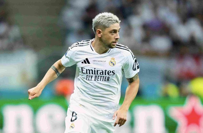 1. Federico Valverde (Real Madrid và đội tuyển Uruguay) Tiền vệ người Uruguay dẫn đầu về số phút ra sân trong mùa giải 2024/25 với 6.480 phút, vượt xa phần còn lại gần 500 phút. Với thể lực sung mãn, nhãn quan chiến thuật sắc bén và khả năng chơi nhiều vị trí, Valverde là quân bài không thể thay thế ở Real Madrid cũng như ở tuyển Uruguay.