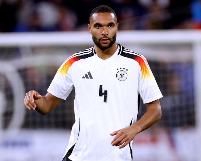 9. Jonathan Tah (Leverkusen và đội tuyển Đức) Một trong những bất ngờ là sự xuất hiện của Jonathan Tah - trung vệ chơi chắc chắn, ổn định và ít mắc sai lầm. Tah ra sân thường xuyên trong màu áo Leverkusen trước khi chơi cho Bayern (5.544 phút), góp phần giúp anh lọt top 10 người thi đấu nhiều nhất mùa giải.