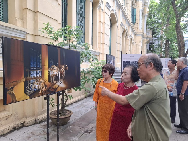 Người xem tham quan triển lãm