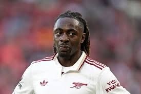 Thương vụ gây bất ngờ nhất Eberechi Eze từng được cả Arsenal và Tottenham theo đuổi. Tiền vệ người Anh ngả về phía Arsenal, trong khi Spurs là đội ra tay trước khi đạt thỏa thuận cá nhân. Tuy nhiên, sự chần chừ của Tottenham khiến Crystal Palace từ chối. Đúng lúc đó, chấn thương của Havertz khiến Arsenal lập tức vào cuộc và chi 79 triệu euro để đưa Eze về Emirates, qua mặt kình địch cùng thành phố. Chiến thắng này giúp Arsenal không chỉ có thêm một ngôi sao tấn công chất lượng mà còn làm nức lòng người hâm mộ khi vượt qua đối thủ truyền kiếp.