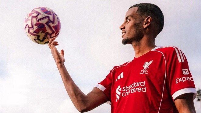 Cầu thủ đắt giá nhất Alexander Isak - 150 triệu euro. Trong ngày cuối cùng của kỳ chuyển nhượng, Liverpool chính thức nổ “siêu bom tấn” khi trả 150 triệu euro cho Newcastle để sở hữu Isak, chưa bao gồm phụ phí. Tiền đạo Thụy Điển khoác áo số 9 và trở thành cầu thủ đắt giá nhất lịch sử Premier League. The Kop kỳ vọng họ tìm thấy một Fernando Torres mới sau khi Darwin Nunez gây thất vọng và đã sang châu Á.