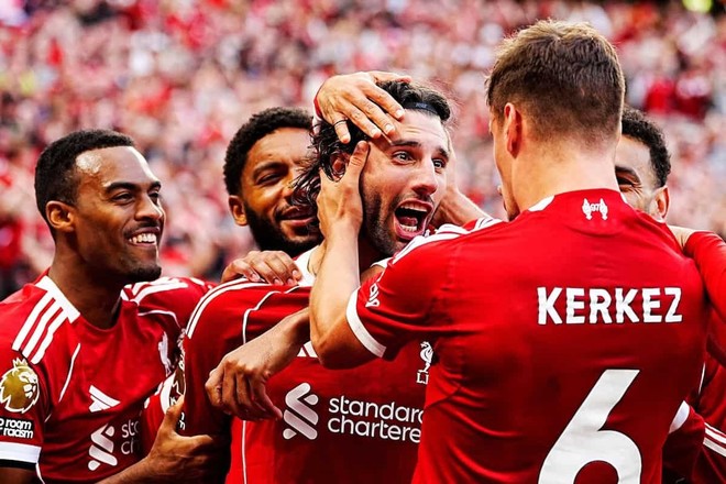 Đội chi tiêu mạnh tay nhất Chelsea có thể đã chi nhiều tiền, nhưng riêng hè 2025 họ chưa là gì so với Liverpool. Đội quân của HLV Arne Slot vươn lên dẫn đầu bảng chi tiêu khi bỏ ra gần 580 triệu euro. Những bản hợp đồng nổi bật có thể kể đến Alexander Isak, Florian Wirtz, Hugo Ekitike và Jeremie Frimpong. Đáng chú ý, Liverpool phá đến hai kỷ lục chuyển nhượng Premier League chỉ trong một mùa hè. Florian Wirtz cập bến Anfield với giá 135 triệu euro, tiếp đó là Hugo Ekitike trị giá 95 triệu euro. Sau cùng, Alexander Isak trở thành chữ ký đắt đỏ nhất như trên.