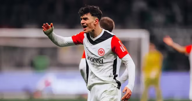 3. Can Uzun (18 - 45 triệu euro) Ngọc thô người Thổ Nhĩ Kỳ đang tỏa sáng rực rỡ tại Frankfurt. Chỉ mới 19 tuổi, Uzun đã ghi 6 bàn và có 4 kiến tạo sau 10 trận, khiến nhiều đại gia châu Âu sẵn sàng vào cuộc tranh giành. 3. Can Uzun (18 - 45 triệu euro) Ngọc thô người Thổ Nhĩ Kỳ đang tỏa sáng rực rỡ tại Frankfurt. Chỉ mới 19 tuổi, Uzun đã ghi 6 bàn và có 4 kiến tạo sau 10 trận, khiến nhiều đại gia châu Âu sẵn sàng vào cuộc tranh giành.