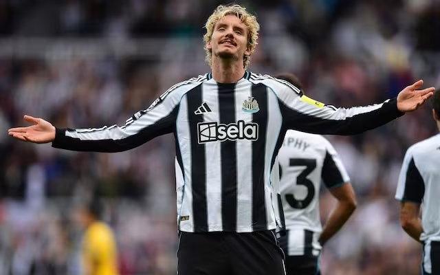 1. Nick Woltemade (30 - 65 triệu euro) Tiền đạo người Đức đang là hiện tượng tại Newcastle. Mới 22 tuổi và chập chững đến nước Anh nhưng Woltemade đã ghi 5 bàn trên mọi đấu trường, trở thành niềm hy vọng mới của “Chích chòe”. Giá trị của anh tăng thêm 35 triệu euro - mức cao nhất châu Âu tính đến thời điểm hiện tại. 1. Nick Woltemade (30 - 65 triệu euro) Tiền đạo người Đức đang là hiện tượng tại Newcastle. Mới 22 tuổi và chập chững đến nước Anh nhưng Woltemade đã ghi 5 bàn trên mọi đấu trường, trở thành niềm hy vọng mới của “Chích chòe”. Giá trị của anh tăng thêm 35 triệu euro - mức cao nhất châu Âu tính đến thời điểm hiện tại.
