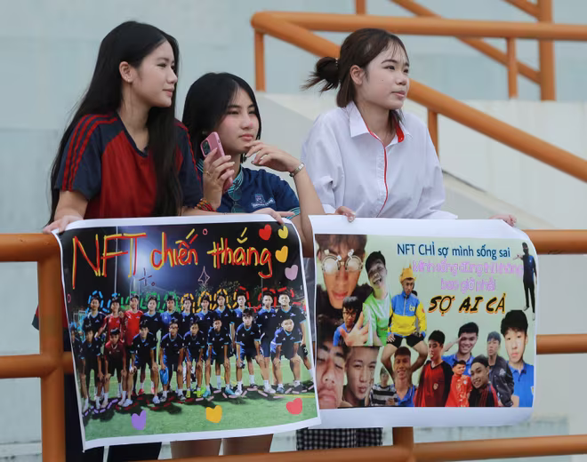 Trên khán đài, các cổ động viên học sinh luôn biết cách tỏa sáng với những băng rôn ngộ nghĩnh, khẩu hiệu đáng yêu và tinh thần cuồng nhiệt. Họ chính là “ngọn lửa” tiếp sức cho mỗi trận cầu thêm sôi động