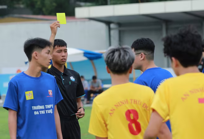 Những tấm thẻ vàng đôi khi không chỉ là hình phạt, mà còn như lời nhắc nhở để các cầu thủ trẻ giữ cái đầu lạnh khi thi đấu. Bóng đá học đường luôn tràn đầy cảm xúc, nhưng chỉ khi được chơi bằng tinh thần fair-play, nó mới thực sự đẹp và đáng nhớ