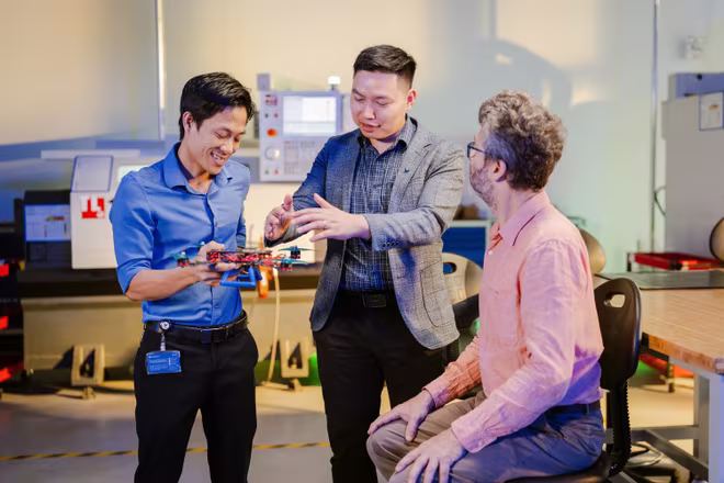 TS Lê Duy Dũng đang cùng cộng sự tại Đại học VinUni nghiên cứu về việc tích hợp AI và robot tự động trong tổng hợp vật liệu xanh, phát triển quy trình sử dụng AI để khai thác tri thức từ kho dữ liệu khoa học khổng lồ