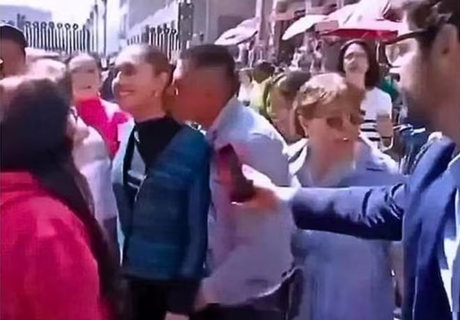 Hình ảnh nữ Tổng thống Mexico Claudia Sheinbaum bị người đàn ông sàm sỡ trên đường phố Thủ đô Mexico City Hình ảnh nữ Tổng thống Mexico Claudia Sheinbaum bị người đàn ông sàm sỡ trên đường phố Thủ đô Mexico City