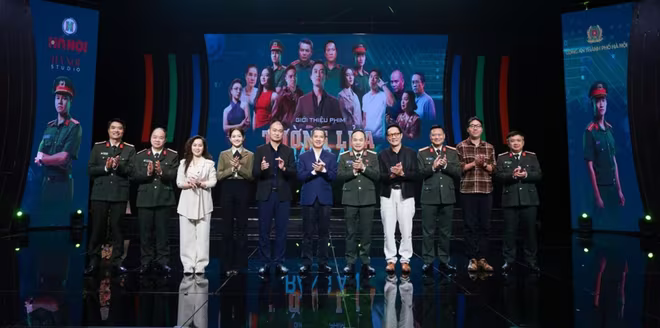 Trung tướng Nguyễn Thanh Tùng - Ủy viên Ban Thường vụ Thành ủy, Bí thư Đảng ủy, Giám đốc CATP Hà Nội cùng nhà báo Nguyễn Kim Khiêm - Tổng Giám đốc, Tổng Biên tập Đài PT-TH Hà Nội dự buổi giới thiệu phim &quot;Tường lửa Tràng An&quot;