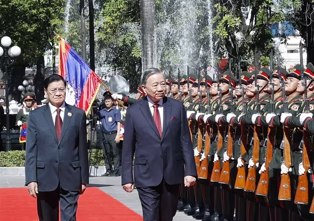 Tổng Bí thư Tô Lâm cùng Tổng Bí thư - Chủ tịch nước Lào Thongloun Sisoulith tại lễ đón chính thức ở Thủ đô Vientiane