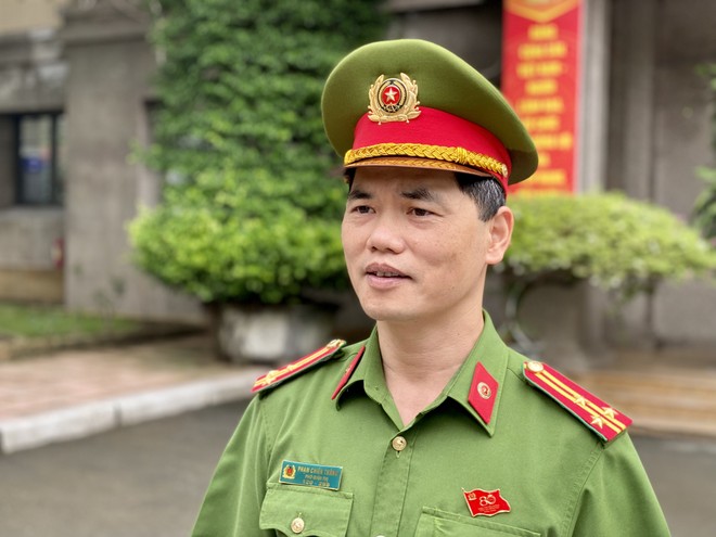 Thượng tá Phạm Chiến Thắng, Phó Giám thị Trại Tạm giam số 1, CATP Hà Nội trả lời phóng viên... Thượng tá Phạm Chiến Thắng, Phó Giám thị Trại Tạm giam số 1, CATP Hà Nội trả lời phóng viên...