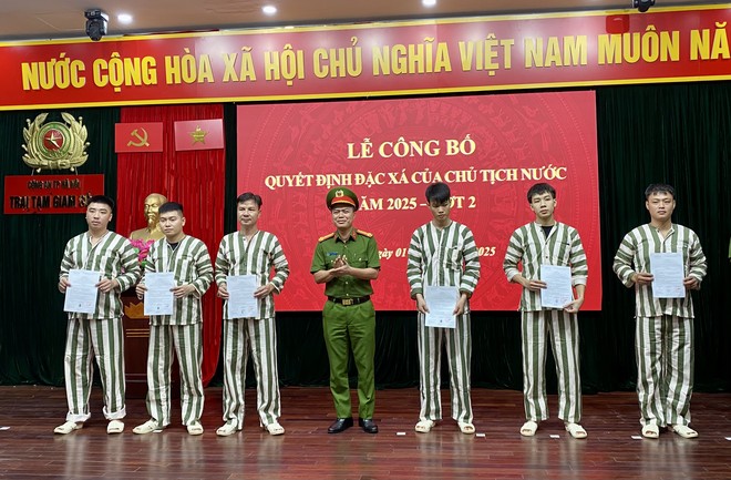 Đại tá Lê Mạnh Thanh Việt, Giám thị Trại tạm giam số 1, CATP trao quyết định đặc xá cho đại diện các phạm nhân Đại tá Lê Mạnh Thanh Việt, Giám thị Trại tạm giam số 1, CATP trao quyết định đặc xá cho đại diện các phạm nhân