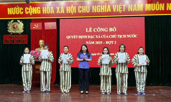 Đại diện Viện kiểm sát nhân dân TP Hà Nội trao quyết định đặc xá cho các phạm nhân Đại diện Viện kiểm sát nhân dân TP Hà Nội trao quyết định đặc xá cho các phạm nhân