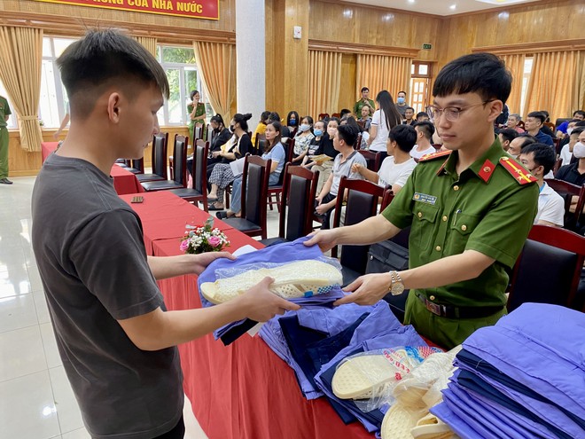 Cấp phát trang phục cho người được đặc xá Cấp phát trang phục cho người được đặc xá