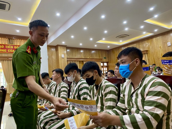 Cán bộ Trại Tạm giam số 1 phát tờ rơi tuyên truyền các quy định về thời hạn xoá án tích Cán bộ Trại Tạm giam số 1 phát tờ rơi tuyên truyền các quy định về thời hạn xoá án tích