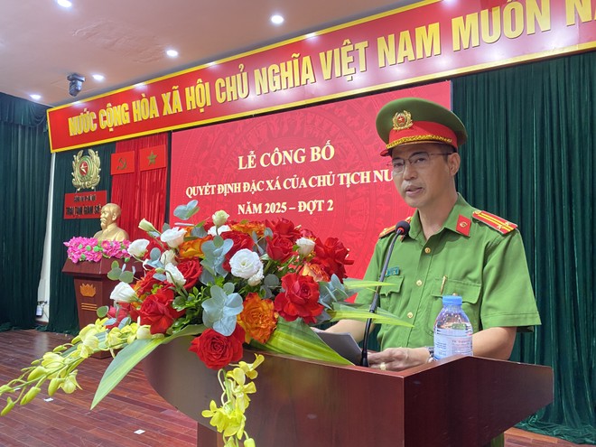 Trung tá Trần Ngọc Hạnh, Trưởng Phân trại quản lý phạm nhân, Trại Tạm giam số 1 công bố quyết định đặc xá của Chủ tịch nước Trung tá Trần Ngọc Hạnh, Trưởng Phân trại quản lý phạm nhân, Trại Tạm giam số 1 công bố quyết định đặc xá của Chủ tịch nước