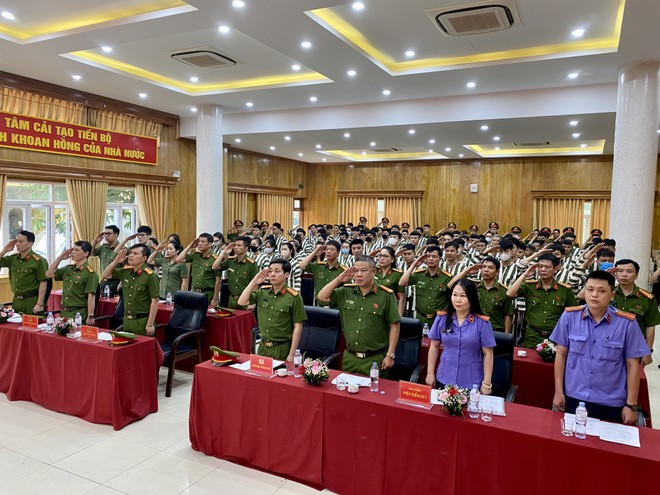 Nghi lễ chào cờ trang nghiêm tại buổi lễ đặc xá Nghi lễ chào cờ trang nghiêm tại buổi lễ đặc xá