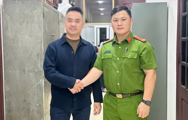 Chủ cửa hàng đá quý cảm ơn Công an phường Hà Đông đã nhanh chóng truy bắt được đối tượng trộm cắp tài sản qua công tác nắm tình hình trên không gian mạng