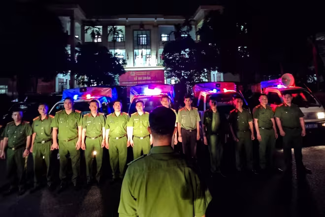 Tổ công tác Công an phường Hà Đông thực hiện nhiệm vụ tuần tra đêm từ 22h đến 4h sáng...