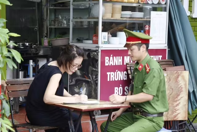 Công an phường tổ chức ký cam kết cho các hộ kinh doanh...