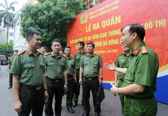 Đại tá Nguyễn Ngọc Quyền, Phó Bí thư Đảng uỷ, Phó Giám đốc Công an Thành phố Hà Nội dự và chỉ đạo lễ ra quân đảm bảo trật tự an toàn giao thông, trật tự đô thị trên địa bàn phường Hà Đông