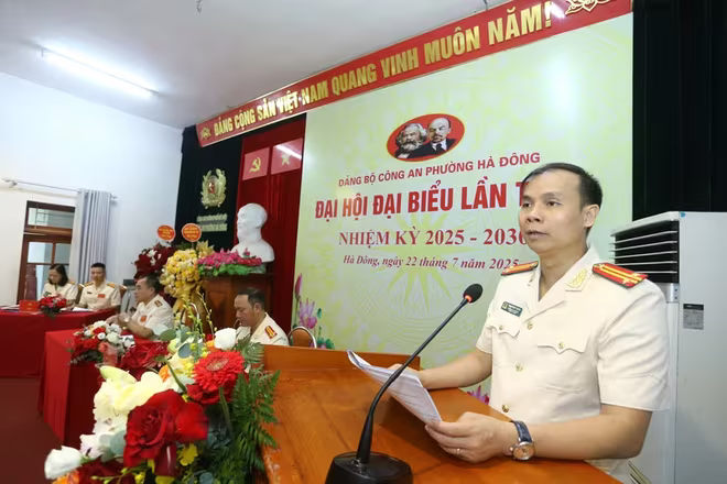 Trung tá Phạm Văn Trọng, Bí thư Đảng uỷ, Trưởng Công an phường Hà Đông phát biểu tại Đại hội đại biểu Đảng bộ Công an phường Hà Đông lần thứ nhất