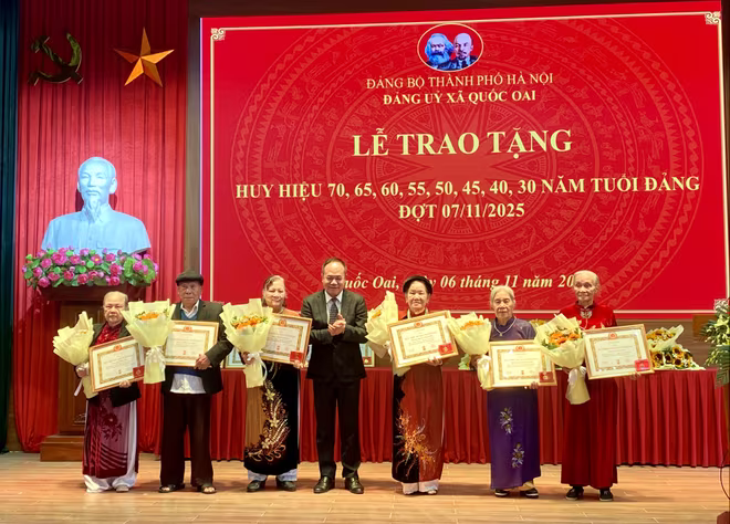 Trung tướng Nguyễn Thanh Tùng, Ủy viên Ban Thường vụ Thành ủy, Bí thư Đảng ủy, Giám đốc CATP Hà Nội trao Huy hiệu 65, 60 năm tuổi Đảng cho các Đảng viên lão thành xã Quốc Oai Trung tướng Nguyễn Thanh Tùng, Ủy viên Ban Thường vụ Thành ủy, Bí thư Đảng ủy, Giám đốc CATP Hà Nội trao Huy hiệu 65, 60 năm tuổi Đảng cho các Đảng viên lão thành xã Quốc Oai