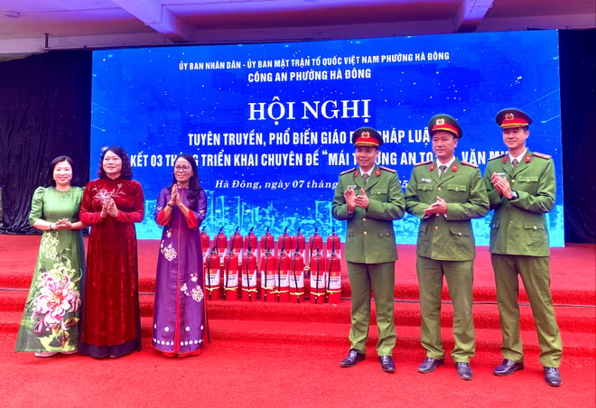 Đại diện chỉ huy Công an phường Hà Đông trao tặng các thiết bị PCCC cho nhà trường Đại diện chỉ huy Công an phường Hà Đông trao tặng các thiết bị PCCC cho nhà trường