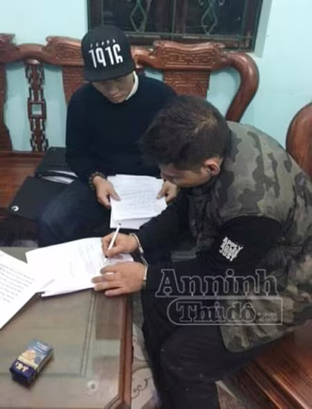 Long “ma” ký biên bản bắt giữ tại Đồn Biên phòng Cốc Nam, Lạng Sơn