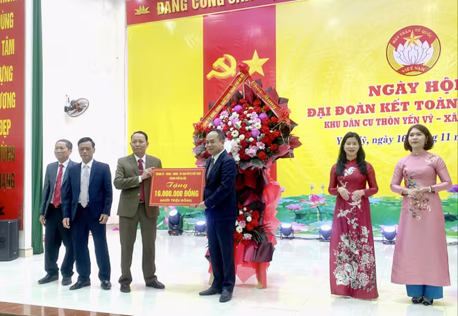 Trung tướng Nguyễn Thanh Tùng, Ủy viên Ban Thường vụ Thành ủy, Bí thư Đảng uỷ, Giám đốc Công an thành phố Hà Nội tặng hoa chúc mừng ngày hội Trung tướng Nguyễn Thanh Tùng, Ủy viên Ban Thường vụ Thành ủy, Bí thư Đảng uỷ, Giám đốc Công an thành phố Hà Nội tặng hoa chúc mừng ngày hội