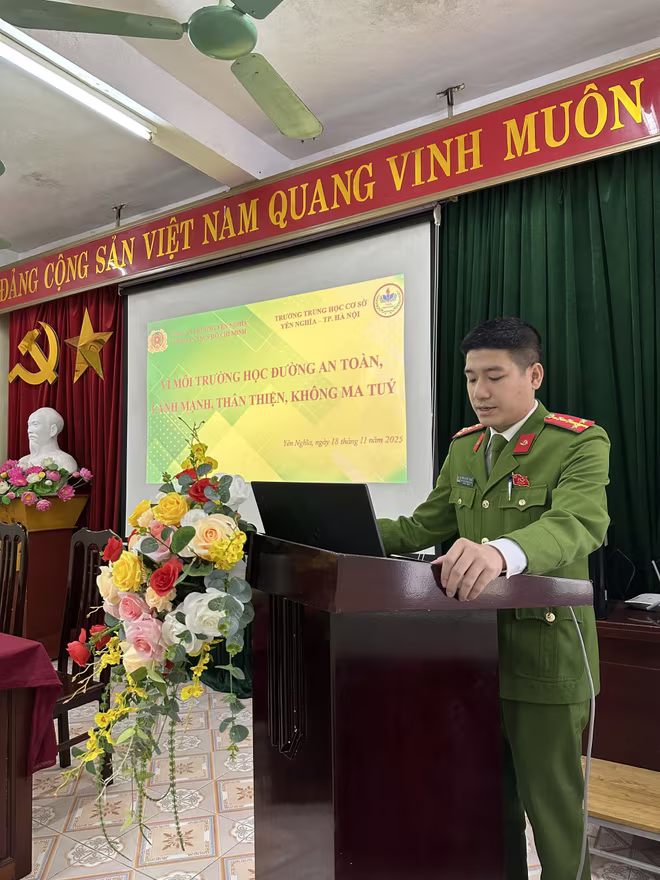 Đại uý Trần Quyết Thắng, Phó trưởng Công an phường phát biểu tại buổi làm việc