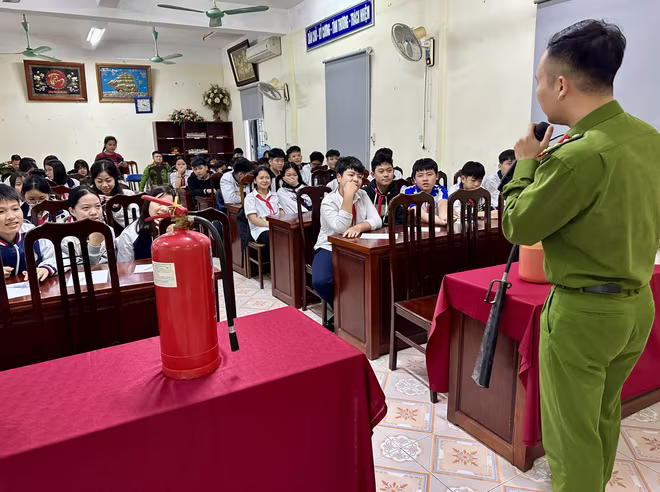 Các cán bộ chuyên môn của Công an phường đã trực tiếp hướng dẫn kỹ năng xử lý sự cố cháy nổ tại khu dân cư và trường học