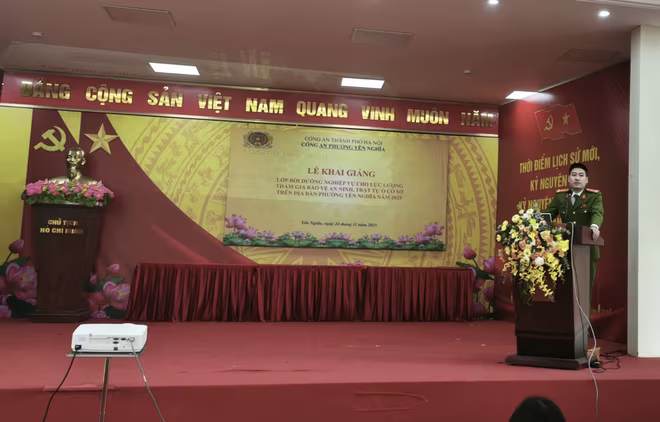 Đại úy Trần Quyết Thắng, Phó Bí thư Đảng ủy, Phó Trưởng Công an phường phát biểu tại lễ khai giảng