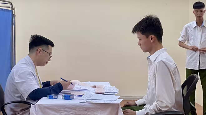 Cán bộ y tế kiểm tra hồ sơ và thực hiện khám chuyên môn cho chiến sĩ nghĩa vụ