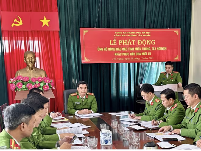 Đại uý Trần Quyết Thắng - Phó trưởng Công an phường phát động ủng hộ đồng bào các tỉnh khắc phục hậu quả mưa lũ