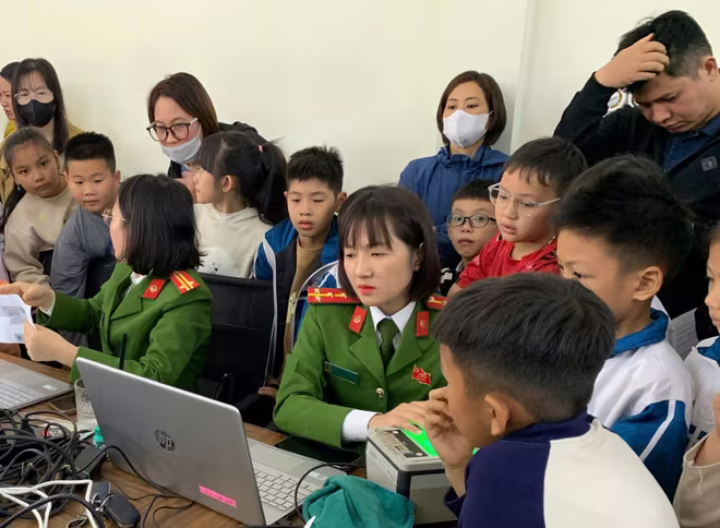 Các tổ cấp căn cước lưu động thu nhận dữ liệu học sinh