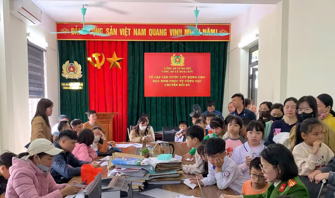 Cán bộ, chiến sĩ Công an xã Hoài Đức tiếp nhận hồ sơ tại trụ sở