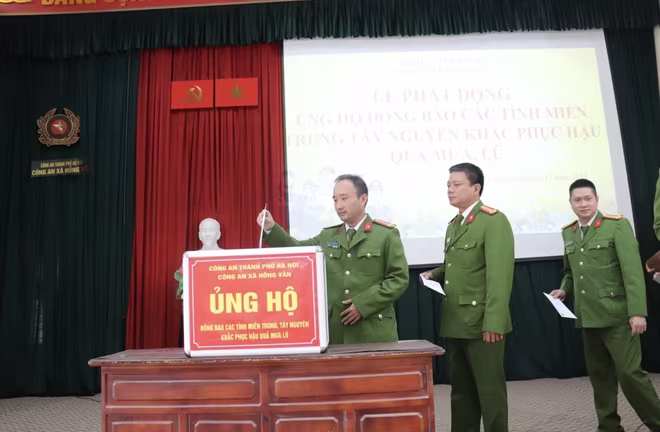 CBCS Công an xã Hồng Vân ủng hộ người dân bị ảnh hưởng do mưa bão