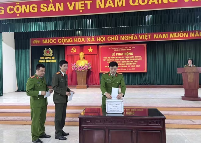 Ban chỉ huy và CBCS Công an xã Liên Minh ủng hộ đồng bào bị thiên tai
