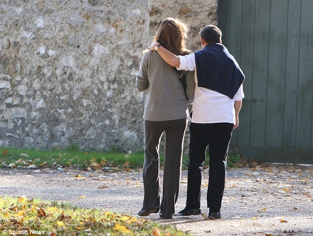 Tổng thống Sarkozy đánh bóng hình ảnh bằng con gái 12 ngày tuổi? ảnh 6 Tổng thống Sarkozy đánh bóng hình ảnh bằng con gái 12 ngày tuổi? ảnh 6