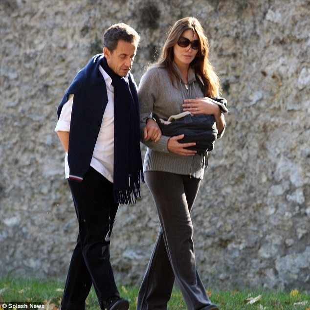 Tổng thống Sarkozy đánh bóng hình ảnh bằng con gái 12 ngày tuổi? ảnh 2 Tổng thống Sarkozy đánh bóng hình ảnh bằng con gái 12 ngày tuổi? ảnh 2