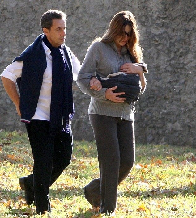 Tổng thống Sarkozy đánh bóng hình ảnh bằng con gái 12 ngày tuổi? ảnh 5 Tổng thống Sarkozy đánh bóng hình ảnh bằng con gái 12 ngày tuổi? ảnh 5