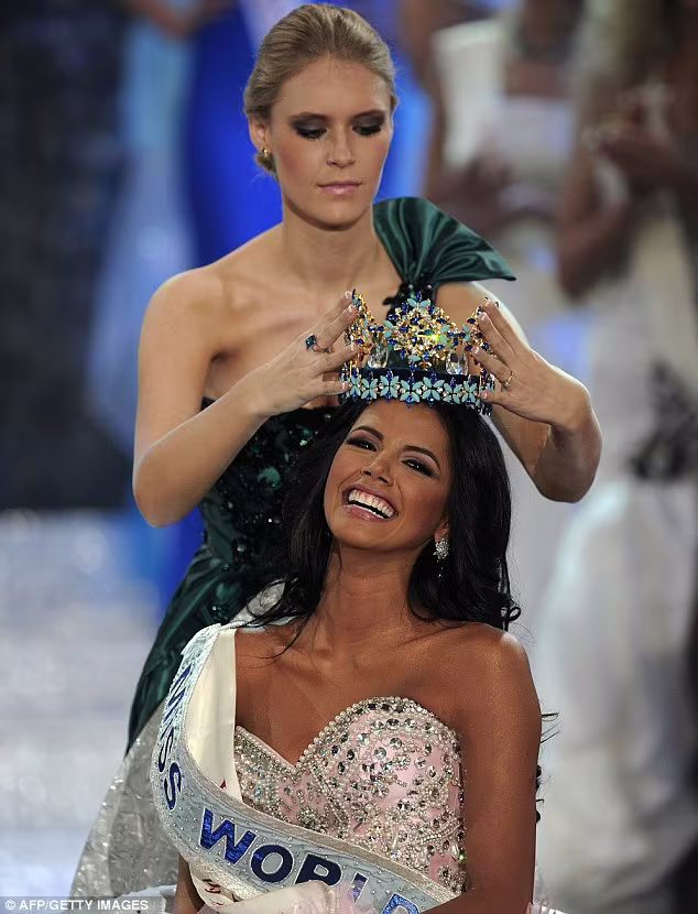 Giây phút đăng quang của Hoa hậu thế giới 2011  ảnh 2