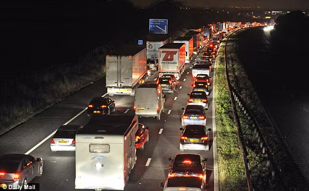 Xe tải lao xuống đường cao tốc, lái xe chết ngay tại chỗ ảnh 4 Xe tải lao xuống đường cao tốc, lái xe chết ngay tại chỗ ảnh 4