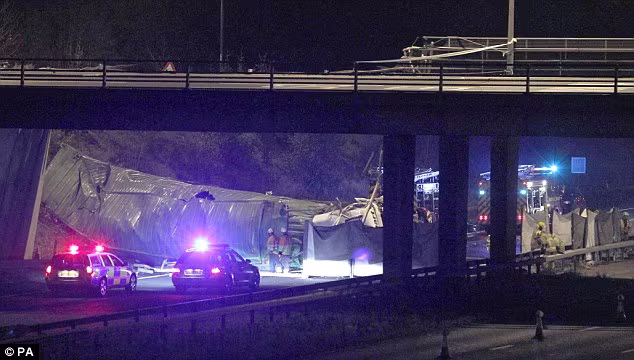 Xe tải lao xuống đường cao tốc, lái xe chết ngay tại chỗ ảnh 2 Xe tải lao xuống đường cao tốc, lái xe chết ngay tại chỗ ảnh 2