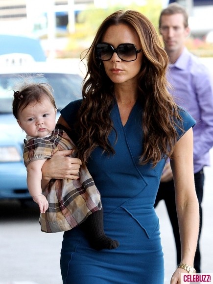 Hai mẹ con Harper và Victoria Beckham cực sành điệu ở sân bay Los Angeles ảnh 4 Hai mẹ con Harper và Victoria Beckham cực sành điệu ở sân bay Los Angeles ảnh 4